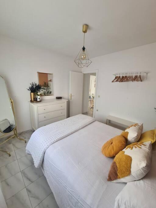 Nice Beachside 2-Bd Apt Near Barcelona Cunit Luaran gambar