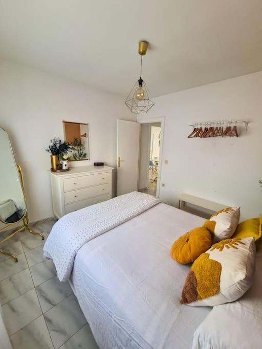 Nice Beachside 2-Bd Apt Near Barcelona Cunit Luaran gambar